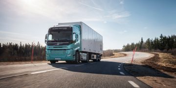 Leistungsstarke Elektro Lkw können die Klimaauswirkungen im Baubetrieb und im regionalen Verteilerverkehr erheblich reduzieren. Um die Möglichkeiten vorzuführen, hat Volvo Trucks zwei elektrische Konzept Lkw entwickelt.