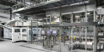 Herzstück der PET-Linie für die Big Bottling Company, Nigeria, ist der Streckblas-Füllblock InnoPET BloFill von KHS, in dem PET-Flaschen geformt und befüllt werden. Copyright und Herausgeber: KHS GmbH, Dortmund